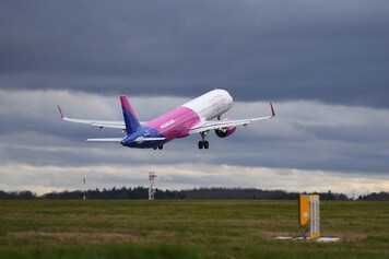 Wizz Air's first Airbus A321neo heading to Budapest from London Luton Airport