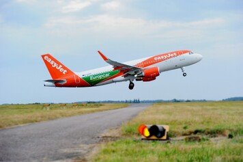 easyJet A319 takes off from London Luton Airport